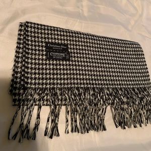 Beautiful black and white houndstooth Cashmere scarf